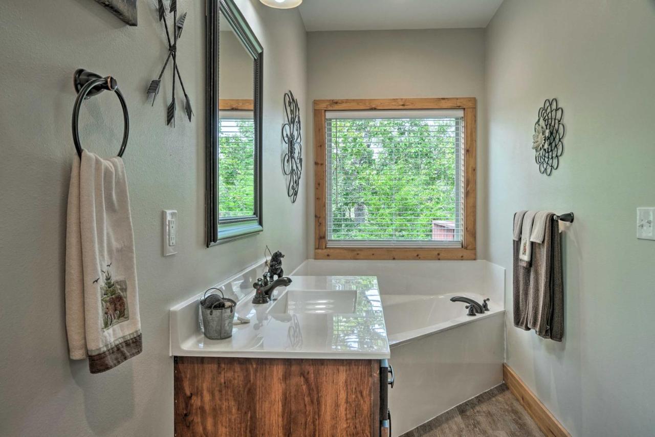 Branson West Cabin With Pool Access And Golfing Exterior foto